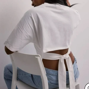 Tshirt med öppen rygg - Fin tshirt med öppen rygg från Nelly. Storlek S och vit. Skriv för mer bilder! 200 kr + frakt❤️