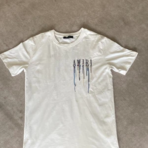 Amiri t-shirt - Säljer min Amiri t-shirt eftersom att den inte kommer till nån användning. Har använt den ett ungefär 5 gånger men den har inga fläckar eller skador. Pris kan diskuteras vid snabbaffär.