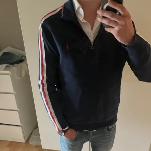 Polo Ralph Lauren Half Zip - Jävligt skön o snygg tröja i bra skick. Perfekt för sommar kvällar eller till hösten☀️🍂Tröjan är vintage och går inte att få tag på längre och är sparsamt använd. Mitt pris: 399kr / om ni har frågor eller funderingar är det bara att höra av sig!