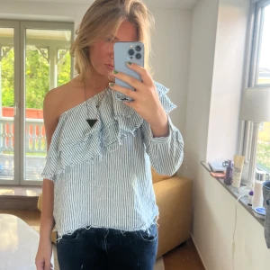 One-Shoulder blus - Randig blus 