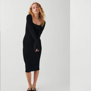 Stickad klänning - Super fin stickad klänning som endast är testad då den tyvärr inte satt fint på mig!  Nyskick