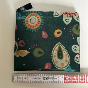 Shoppingväska - 30 cm hög och 45 cm bred. Så snygg lätt väska. Perfekt till stranden eller för mig shopping. Så smidig att ha i fickan och ta fram. 