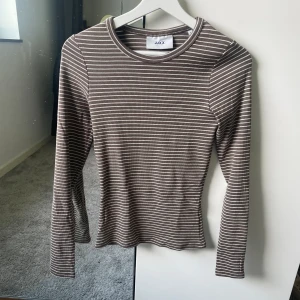 Randig tshirt - Jättefin randig tshirt i nyskick 