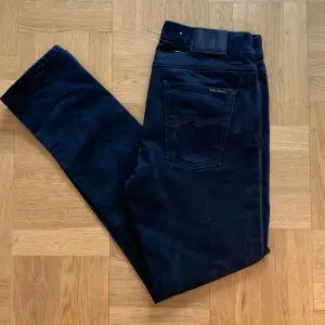 Jag säljer ett par riktigt feta Nudie jeans i storleken W33 L32. ⭐️Jeansen är svarta och i modellen Lean Dean. Nypris 1600❌ Vårt pris 450✅ Skriv om ni har några frågor eller vill ha fler bilder!