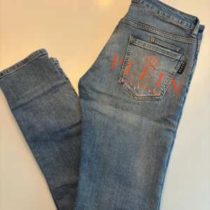 Philipp plein jeans  - Ljus blå Philipp plein jeans med slitningar, storlek 30 herr, ny skick, ny pris runt 6000, pris går att diskuteras