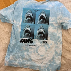 T-shirt  - T-shirt med jaws. Fint skick. 