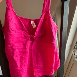 Sommartopp - Använd 1-2 gånger och säljer då den är lite liten i bysten. Jag har sytt upp banden men det går enkelt att sprätta upp. Jätte gullig sommar topp och är i bra kvalitet. Står att det är en XS men passar S och M