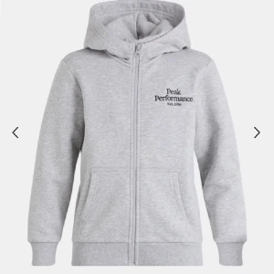 Peak performance zip - Den har en reva, men inget man tänker på. Den är väldigt dåligt sydd så de går absolut att fixa snyggare har inte orkat bara, sen syns den inte så väl då det är på innerarmen  😊