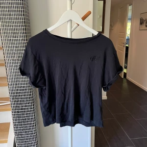 Svart tröja - Fin och Bra tröja från Calvin Klein. Den är i bra skick.