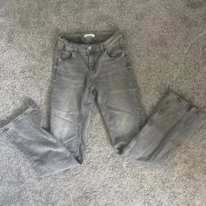 Gina Young jeans - Super fina jeans ifrån Gina Young. Köptes när dom varpå gränsen till för små där av knappt använda❤️ Jätte populär jeans