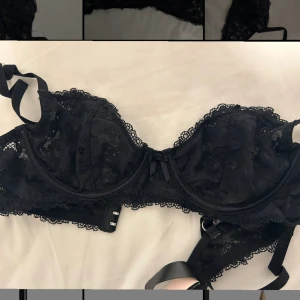 svart spets bh - säljer svart spets bh från nelly! oanvänd. säljer då den inte kommer till användning🤍 nypris 299kr men säljer för 95kr💓 strl 70 A men skulle absolut säga att den passar större än så