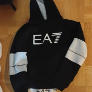 Armani hoodie med armani-byxor - Armani munkjacka storlek medium/ large  Vit/ svarta EA7 tillhörande byxor 300 kr/st eller 500 kr tillsammans 