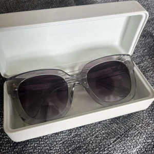 Chimi glasögon  - Säljer ett par helt nya Chimi 08 grey i originalförpackning. Aldrig använda, endast testade en gång. Säljes då de inte kommer till användning🌸 Priset kan diskuteras vid snabb affär!