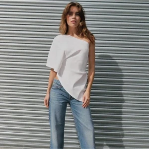 zara blus - hittar ingen bild på exakt den ja säljer men säljer en blus från zara som ser ut som denna förutom att den inte går ner lika långt på ena sidan🩷helt ny! Skriv för bilder