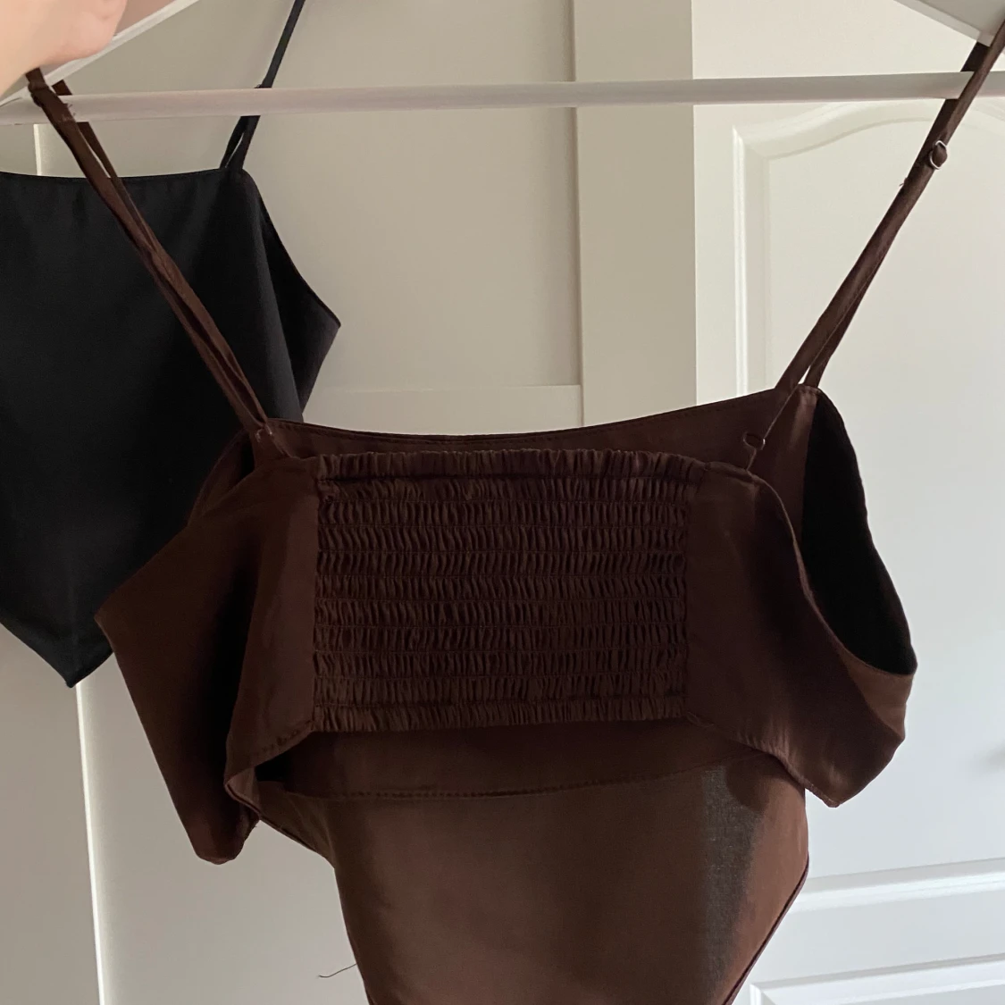 En brun triangelformad festtopp  - 90