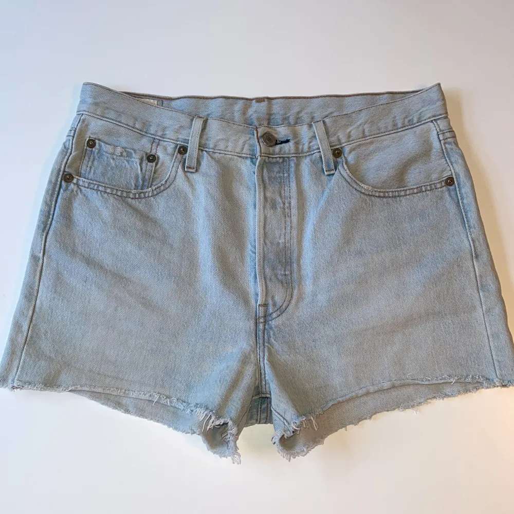 Levi’s 501 jeansshorts i kort modell. Gott skick, dock lite rosa ”fläck” i överkant (se sista bilden) men inget man tänker på. . Shorts.