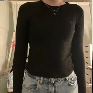 Svart ribbad långärmad  - En svart ribbad långärmad ifrån hm