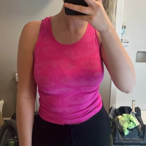 Neonrosa träningslinne - Snyggt träningslinne!   Obs: linnet har en liten mörk fläck på framsidan (se bild 3). Därav det låga priset