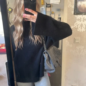 Väska - Säljer denna snygga väska från zara, då den inte kommer lika mycket till användning längre. Mycket rymlig och är som ny🙌🏼