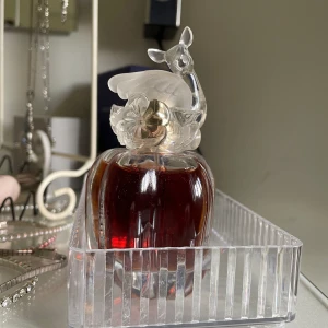 Parfym  - Lolita lempicka lolitaland 40ml (ca 90% kvar)  kommer inte till användning så säljer för att se noterna se bild 2 och 3! Sötaste flaskan! 🤍 