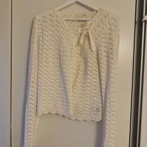 Kofta odd molly lovebird - Fin benvit kofta från odd molly, köptes secondhand för 600kr säljs pågrund av att jag inte får användning av den! Den är i bra skick och har inga skavanker 🩷