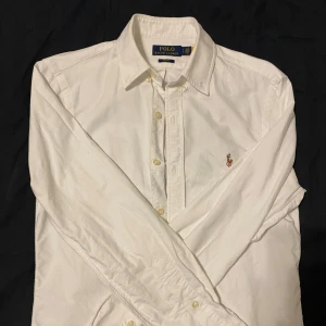 Ralph lauren skjorta - Vit Ralph lauren skjorta🔥använd ett fåtal gånger👍strl S slim fit👌kontakta mig privat för frågor om passform, bilder etc.