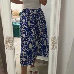 Silk floral skirt  - Totally new condition  Size L 