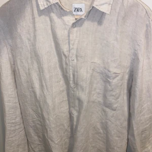 Linne skjorta - Beige linne skjorta från Zara. Strl M👌skick 10/10. Inget mer att säga, ber om ursäkt för slarviga bilder🔥