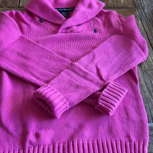 Stickad tröja Ralph Lauren Sport - Rosa stickad tröja med muddar