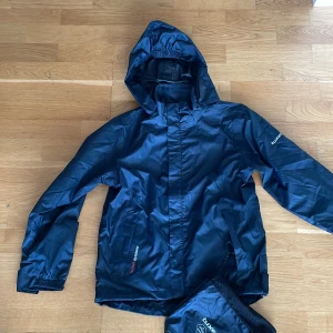 Regnjacka Vindjacka Tuxer - Vindjacka / Regnjacka från Tuxer i toppskick.