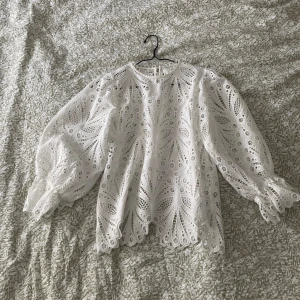 Vit blus  - Jättefin ”virkad” blus från neo noir. Nyskick. Ngt mindre i storlek  