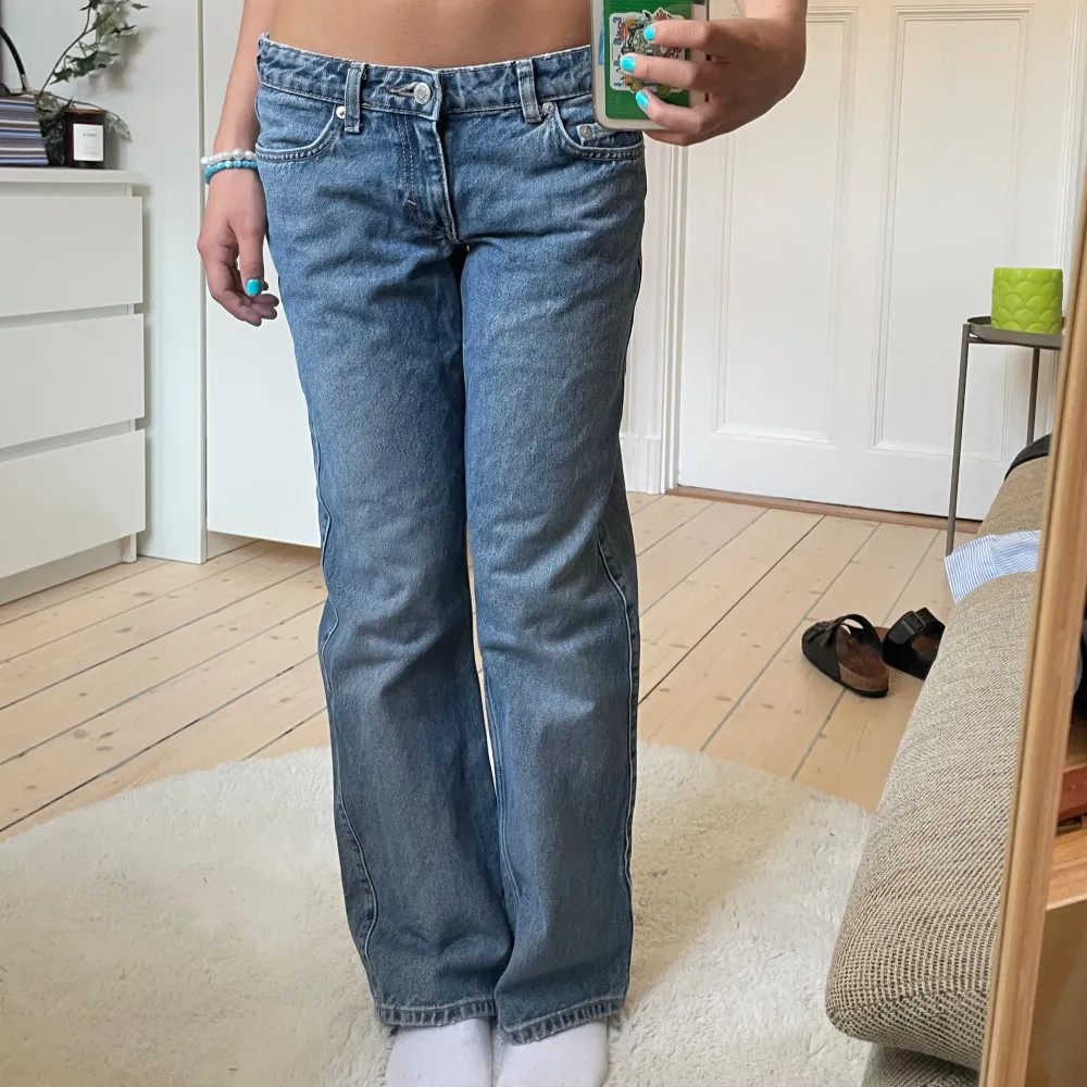 Såå snygga lågmidjade raka jeans i modellen ARROW från Weekday. Nypris 500 kr. Jeansen är i nyskick 💙STORLEK: W25 L30. Jeans & Byxor.
