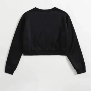 Svart college tröja  - Svart basic mysig college tröja, lite cropad. Precis under naveln. Mjukt material inuti. Från SHEIN o aldrig använd endast testad. 