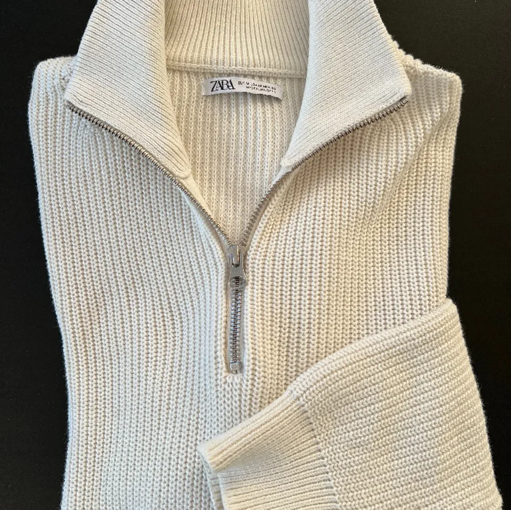 säljer denna halvszip stickade tröjan från zara, i strlk M.  Säljer pågrund av att jag aldrig använder eller använt den.  nypris 500. Tröjor & Koftor.