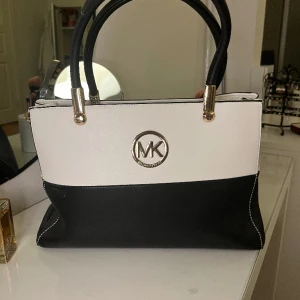Michael Kors väska - Säljer min Michael Kors väska, inte äkta! Inga defekter förekommer💕
