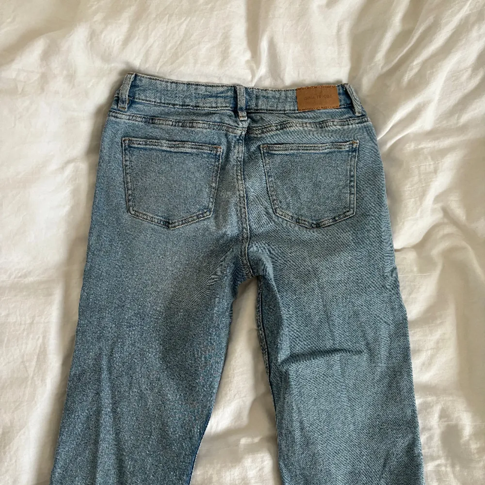 Säljer ett par jeans från Gina tricots barnavdelning i storlek 158. Jeansen är bäst in till oanvända och har inte fläckar eller liknande. Jeansen är midwaist. Skriv vid fler frågor osv.❤️. Jeans & Byxor.