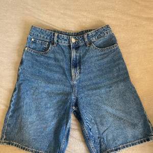 Säljer dessa skitcoola jeans shorts med ghost logga på i bak fickan. Loggan är på sydd själv och kan lätt tas bort. För mått eller fler bilder kp💓
