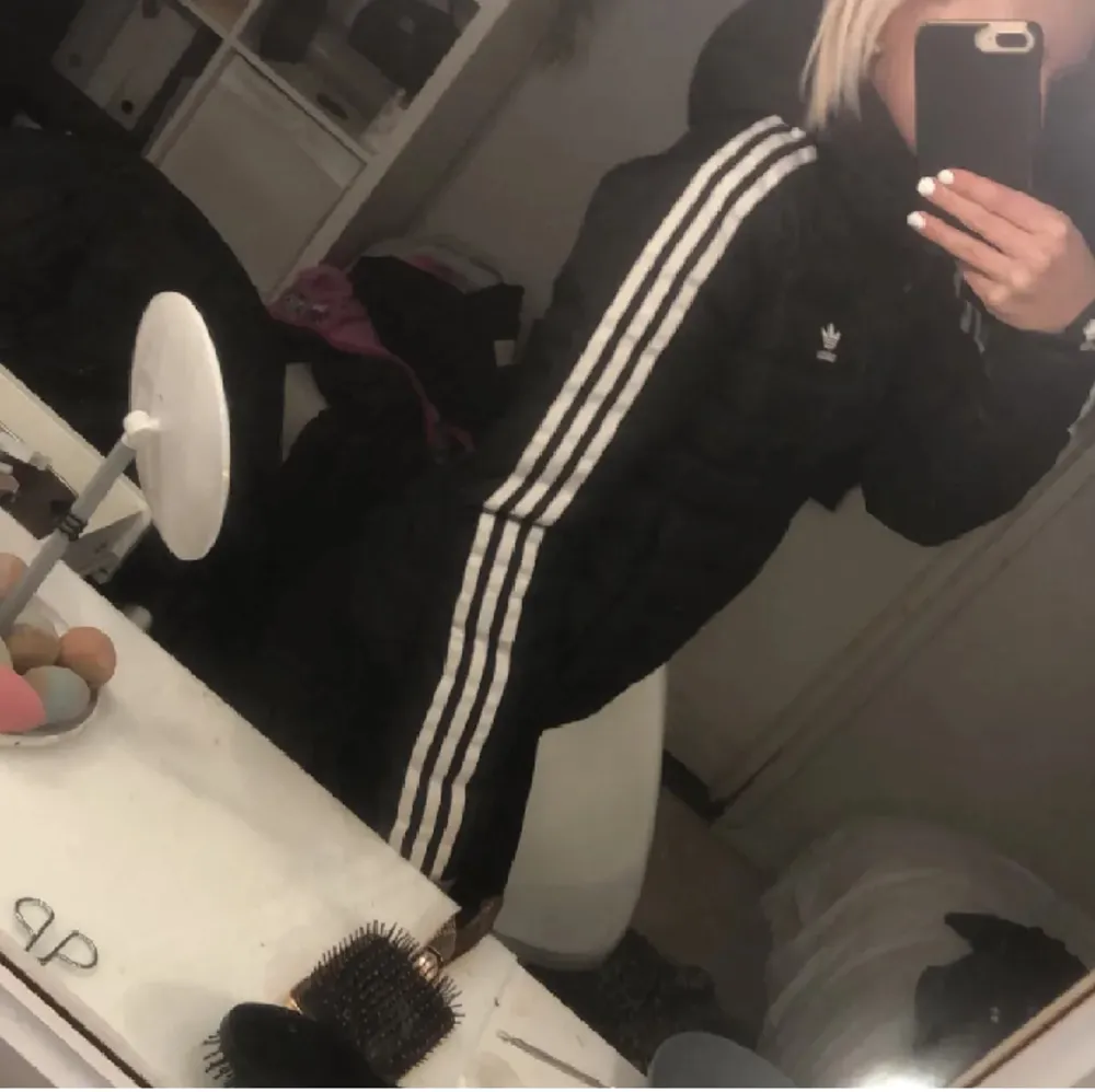 En adidas jacka i stl Xs, säljer då den inte kommit till andvädning, jätte bra skick, nypris 999kr säljer för 450 passar jätte bra nu till vintern och hösten. Jackor.