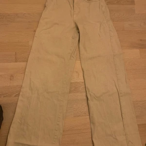 Jeans - Beiga flare jeans.