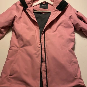 Peak performance skidjacka *NYSKICK* - Skidjacka som enbart använts 2 ggr, som ny. Inga skavanker, revor eller annat.  Modellen heter Anima från Peak Performance. Strl 170 men är som en XS. Nypris 2800:-