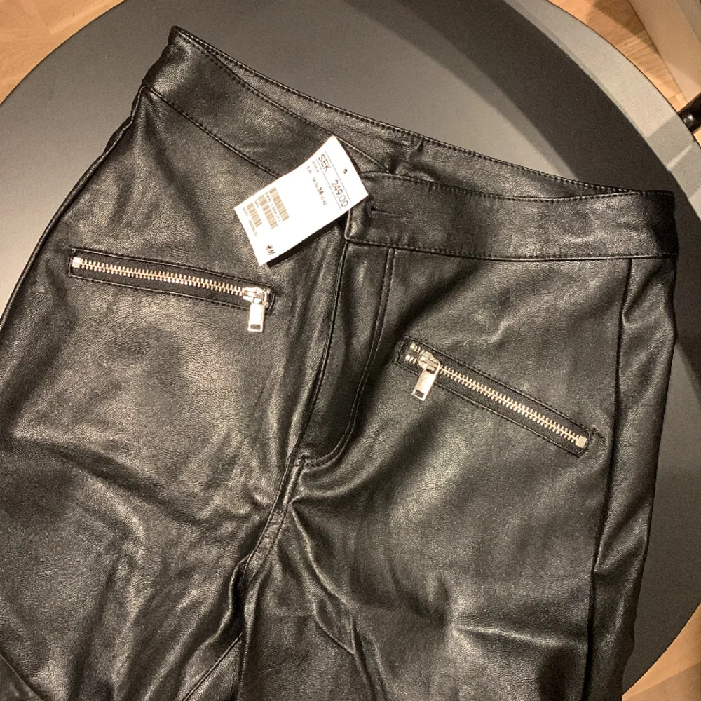 Svarta skinnbyxor från hm helt nya. Storlek 38. Jeans & Byxor.