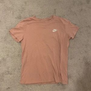 Nike t-shirt - Hej! Säljer denna t-shirten pga ingen användning, storlek M men sitter mer som en S!,  kom privat vid funderingar!🤍💕 frakt tillkommer!