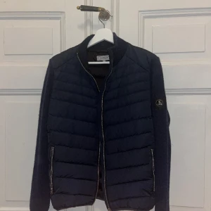 Lagency cardigan - Blå cardigan jacka från lagency som är i toppskick (9/10)  Nypris: 3000 mitt pris är 1300