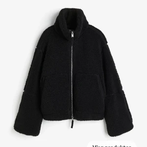 Pile Jacka HM  - Säljer nu min pilejacka från H&M då den är för liten, storlek xs men passar s också 💕 väldigt bra skick och nypris 549 ❤️