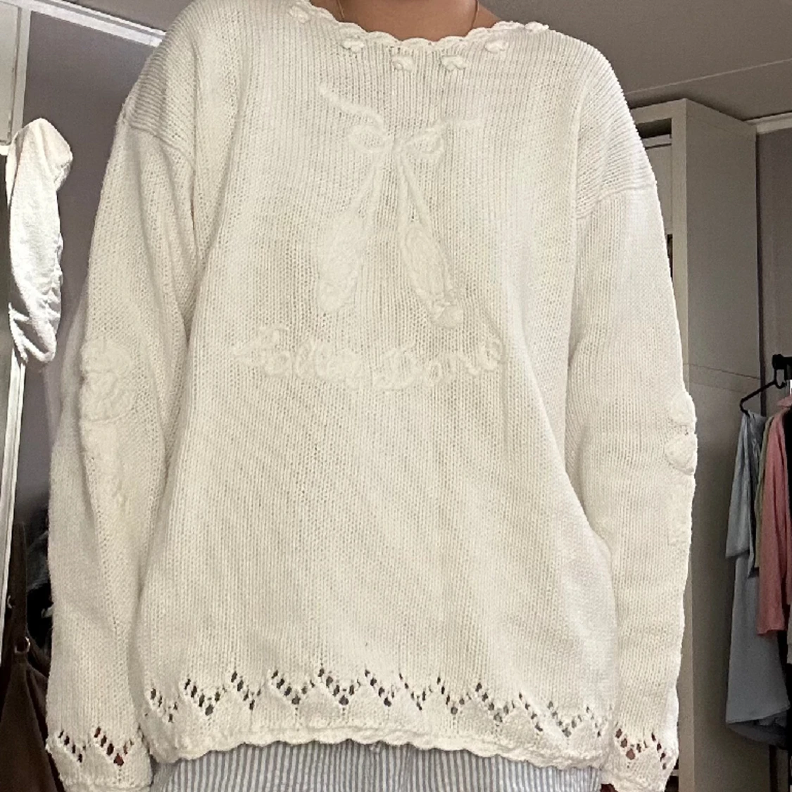 Stickad med rosetter - 90