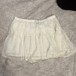 Spetskjol  - Supersöt kjol från Mango med spets och volagner! Strl L men där e snöre i midjan så man kan knyta tajtare oxå. Fint begagnat skick.