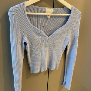 Ljusblå långärmad tröja - Långärmad stickad tröja med urringning