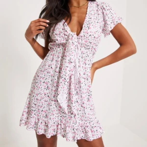 Blommig klänning  - Aldrig använd. Prislapp kvar