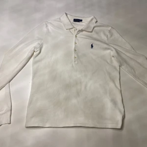 Polo Ralph Lauren Pikétröja  - Vit långärmad pikétröja i väldigt bra skick. Passar storlek S.