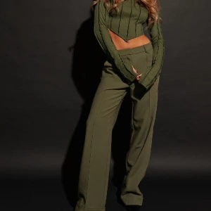 Hanna Schönberg Kavajset  - Säljer detta snygga gröna set från Hanna Schönbergs kollektion med Nakd. Byxa & tröja. Köptes förra året men inte kommit till användning så är i nyskick. Storlek 36 i båda, köptes för 750kr🫶 säljes för 350 eller bud! 